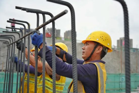工人正在綁扎鋼筋。劉旖旎 攝